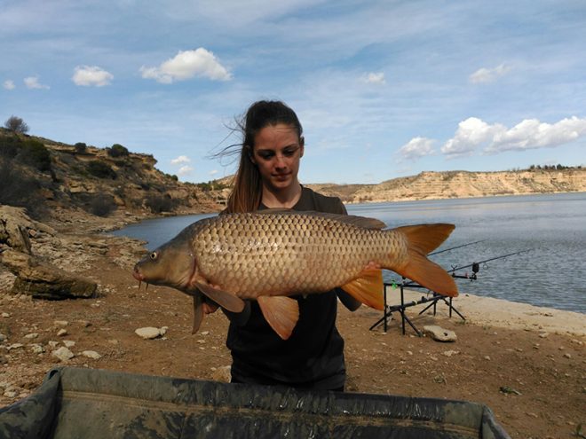 cristina-muela-sesion-carpfishing